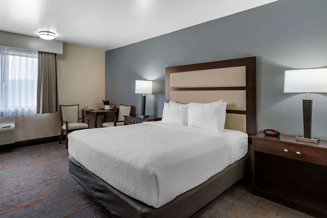 غرفة بسرير كينج بشرفة، Best Western Sunridge Inn & Conference Center 3/4