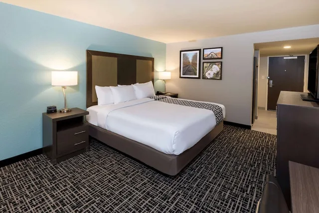 غرفة بسرير كينج، La Quinta Inn and Suites by Wyndham Jonesboro 1/2