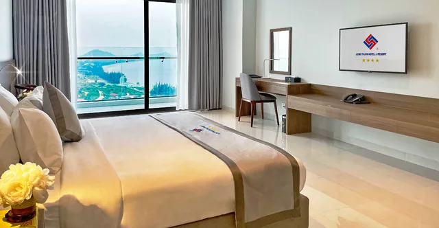 غرفة ديلوكس بسرير كينج بإطلالة على البحر بشرفة، Long Thuan Hotel Resort 1/1