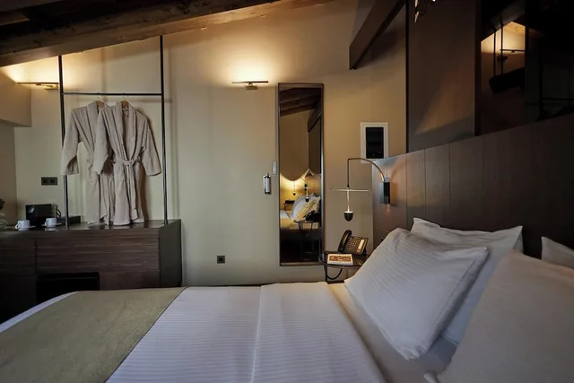 Room, Queen Bed, Outdoor Jetted Tub, Attic، Athens 1890 Boutique Hotel & Spa 1/7