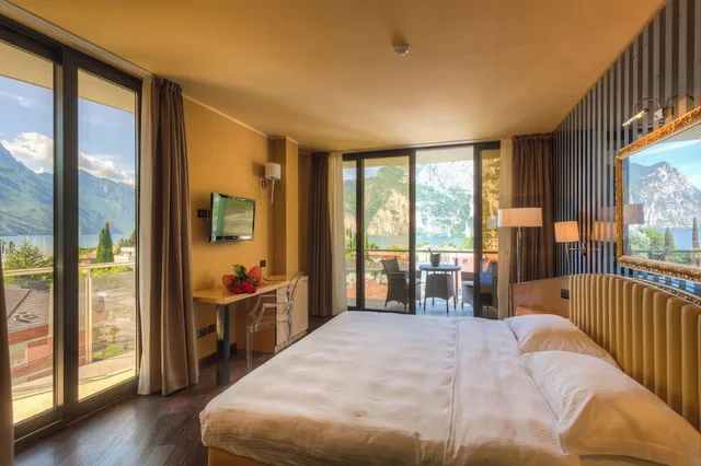 جناح جونيور بسرير كوين بإطلالة على البحيرة بشرفة، Hotel Garda 1/10
