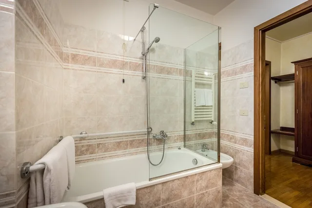 جناح بسرير كوين بإطلالة على النهر، Hotel Alessandra 2/3