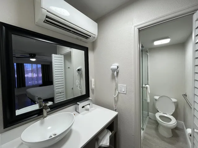 جناح بسرير كينج بجاكوزي، Quality Inn and Suites Airport Cruise Port Hollywood 7/10
