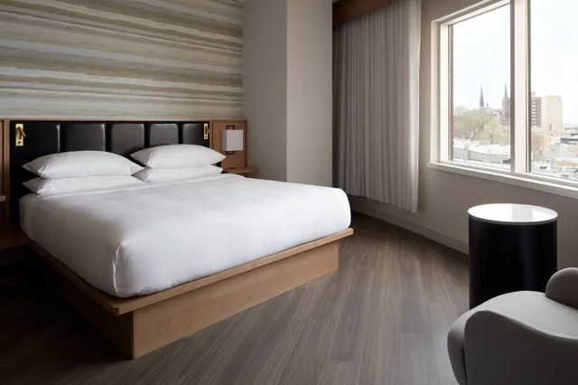 جناح بسرير كينج بغرفة نوم واحدة مع أريكة، Quebec City Marriott Downtown 2/4