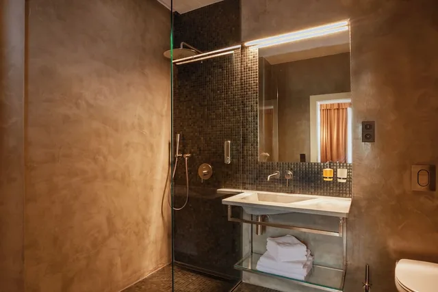 غرفة ديلوكس ثلاثية بسرير كوين وسرير فردي بإطلالة على المدينة بشرفة، Hotel La Bohemia 3/3