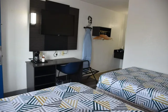 غرفة ديلوكس بسرير مزدوج بمطبخ صغير، Studio6 Grand Prairie, TX 2/3