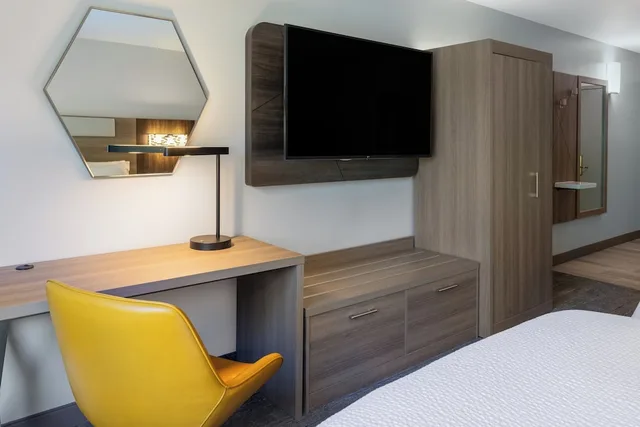 Standard, 2 Queen Beds, Accessible, Holiday Inn Express Hotel & Suites Vineland Millville 3/6