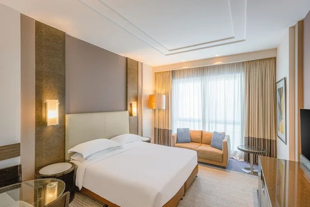 جناح بسرير كينج بغرفة نوم واحدة بمطبخ صغير للمدخنين، Four Points by Sheraton Al Ain 1/10