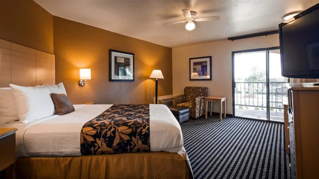 غرفة قياسية بسرير كينج بمطبخ صغير، Best Western Plus Executive Inn & Suites 1/7