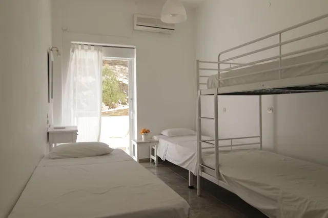 غرفة اقتصادية رباعية بسرير مزدوج وسريرين منفصلين، Armadoros Hotel / Ios Backpackers 1/1