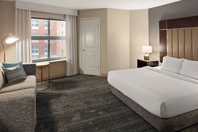 جناح بسرير كينج بغرفة نوم واحدة مع أريكة، TownePlace Suites Boston Logan Airport/Chelsea 1/8
