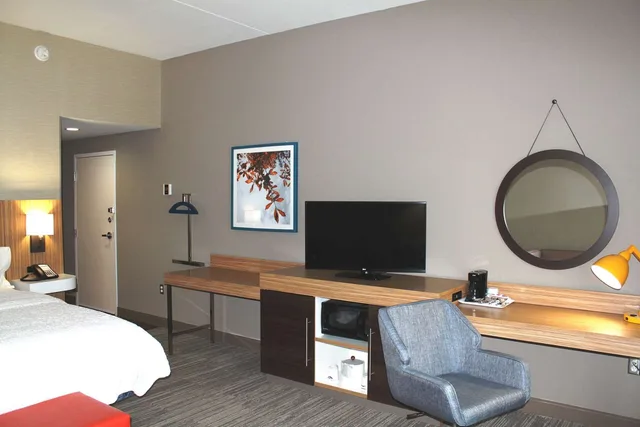 غرفة بسرير كينج مع أريكة لذوي الإعاقة، Hampton Inn Forsyth Ga 3/4