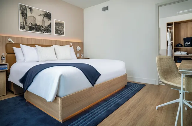 1 Bedroom, Suite, King Bed, Partial Water View, Balcony، Gale Miami Hotel and Residences 1/4