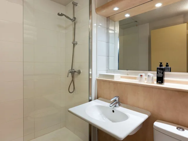غرفة قياسية بسريرين منفصلين، Greet Hotel Villeneuve La Garenne 7/8