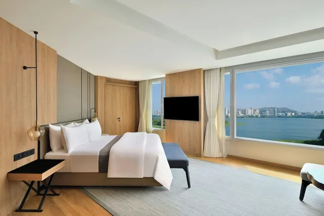 Presidential, King Bed, Lake View, The Westin Mumbai Powai Lake (ex Renaissance Mumbai) 1/2