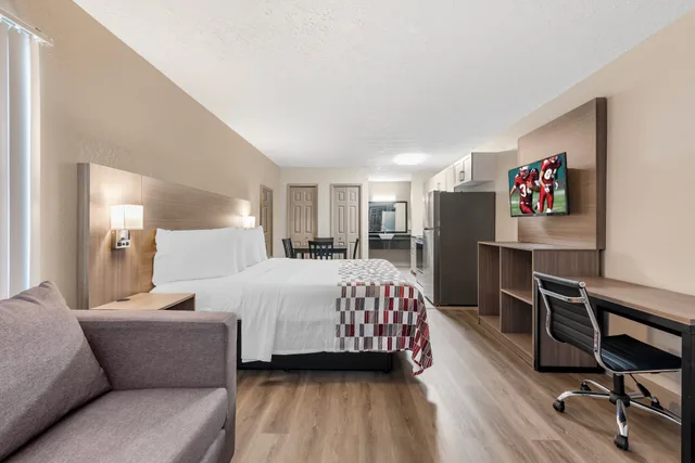 جناح بسرير كينج بمطبخ صغير، Red Roof Inn Kissimmee, FL 1/3