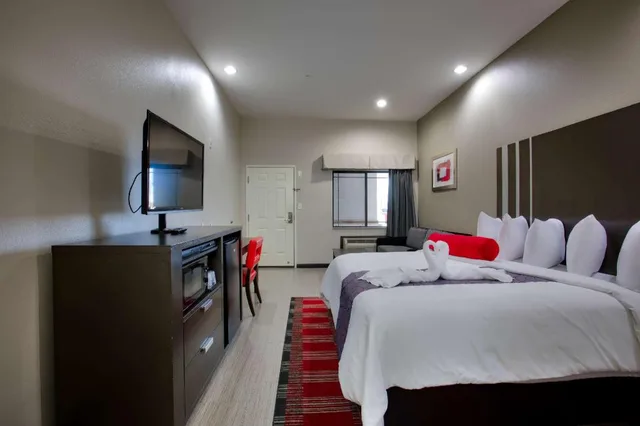 جناح بسرير كينج بجاكوزي، Americas Best Value Inn and Suites IAH Airport North 2/6