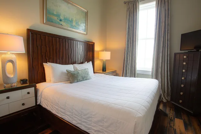 Multiple Bedrooms, Suite, River View, Stair Access Only، Olde Harbour Inn 2/8