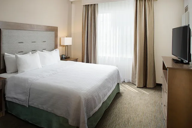 غرفة بسرير كينج بحوض استحمام لذوي الإعاقة، Homewood Suites By Hilton Albuquerque 1/4
