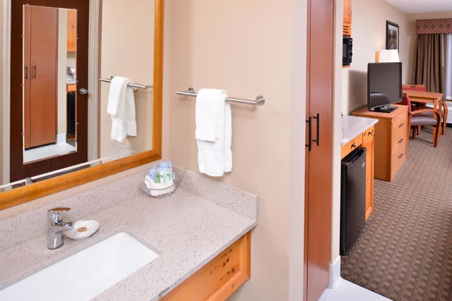 غرفة قياسية بسرير كينج بحوض استحمام لذوي الإعاقة، Best Western Plus Olympic Inn 10/10