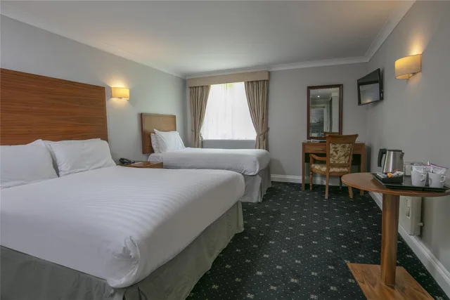 غرفة قياسية بسرير مزدوج وسرير فردي، Normanton Park Hotel, BW Signature Collection 2/3