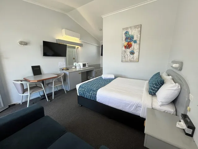 1 Bedroom, Suite, Queen Bed, REST POINT MOTOR INN 3/6