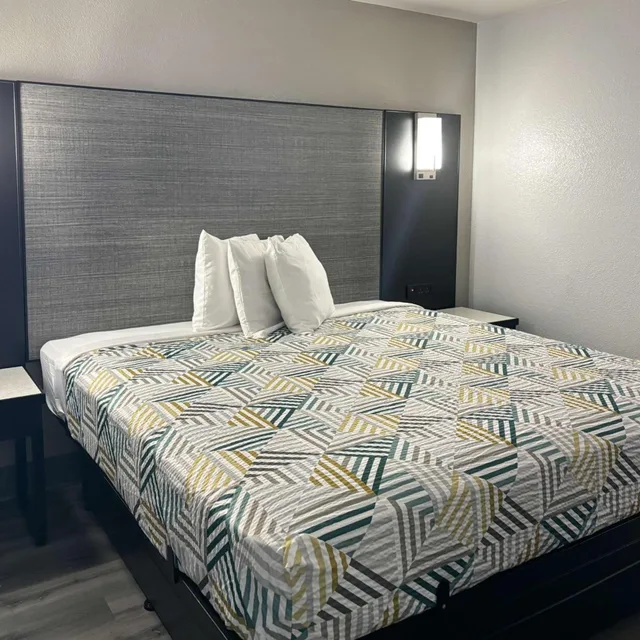 Deluxe, King Bed, Motel6 Meridian, MS 1/6