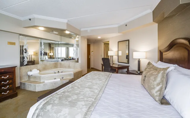 جناح بسرير كينج بحوض جاكوزي، Monte Carlo Inns And Suites Downtown Markham 6/6