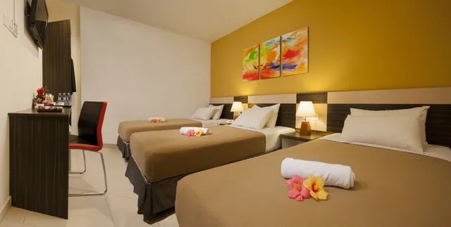 Deluxe, Triple, 1 King and 1 Single Beds, Leo Express Hotel 2/2