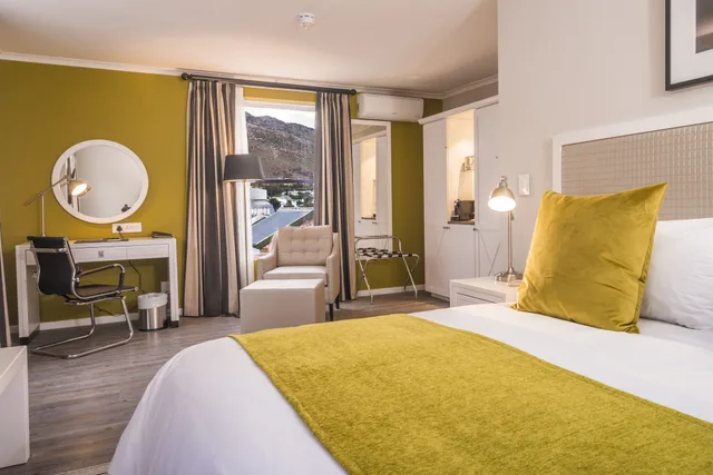 غرفة قياسية بسريرين منفصلين بإطلالة على الجبل، Simon's Town Quayside Hotel 2/4