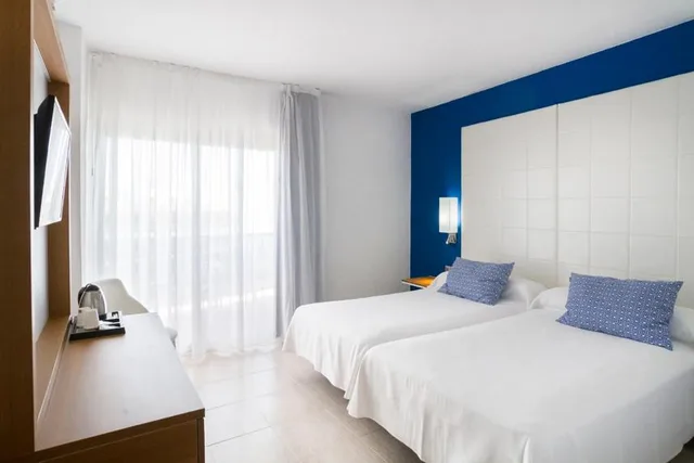 غرفة بسرير مزدوج أو سريرين منفصلين بإطلالة جزئية على البحر، Ibersol Torremolinos Beach 1/10