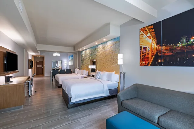 suite, multiple beds, balcony، Courtyard by Marriott South Padre Island 1/5