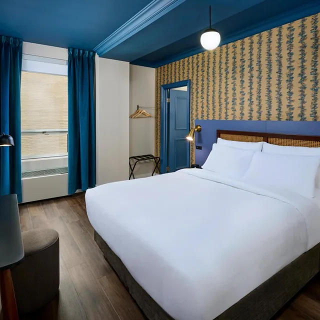 غرفة بزنس بسرير كينج وسرير كوين، Hotel Victoria Toronto 2/5