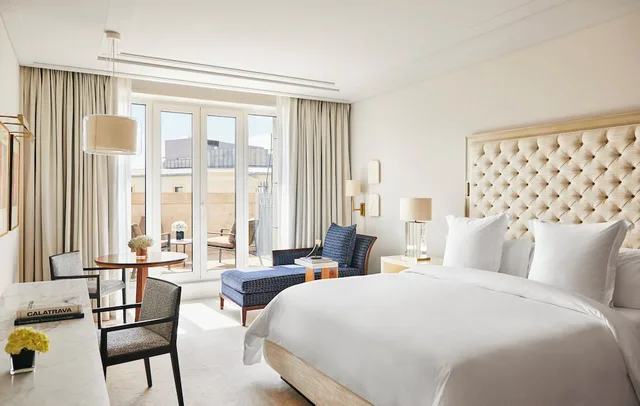 غرفة غراند بسرير كينج بشرفة، Four Seasons Hotel Madrid 1/4