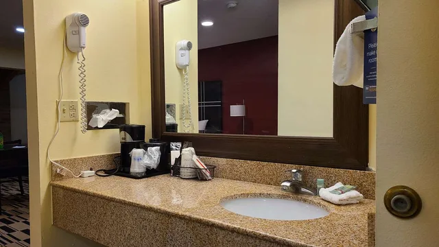جناح بسرير كينج بشرفة بحوض جاكوزي، Best Western Shippensburg Hotel 6/9