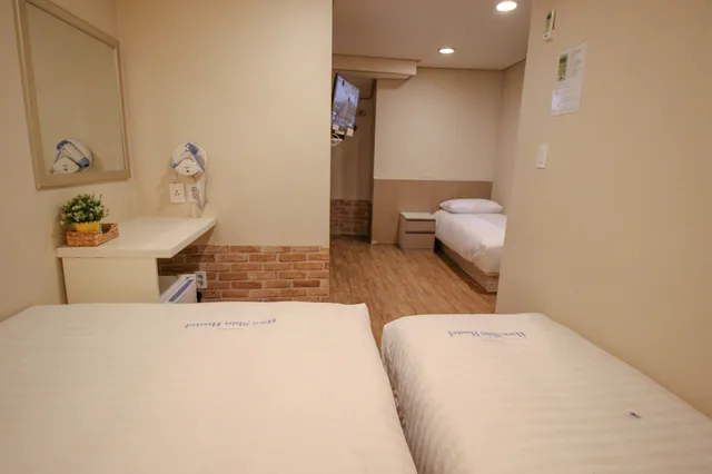 غرفة عائلية بسرير مزدوج وسريرين منفصلين، Dongdaemun Hwashin Hostel 2/5