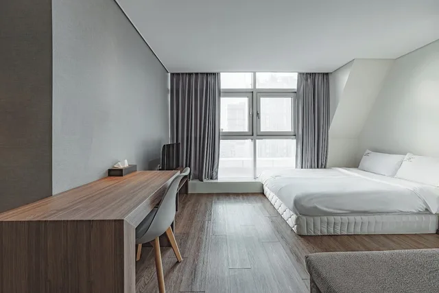 غرفة قياسية بسرير مزدوج، Brown Suites Sinchon Central 1/4
