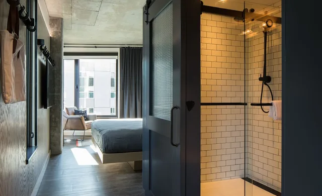 غرفة بسرير كينج لذوي الإعاقة، Moxy Seattle Downtown 7/8