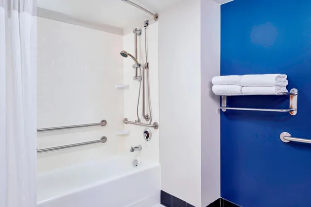 Guest Room, King Bed, Skyline View, Top Floor, Fairfield Inn And Suites Indianapolis Downtown 8/8