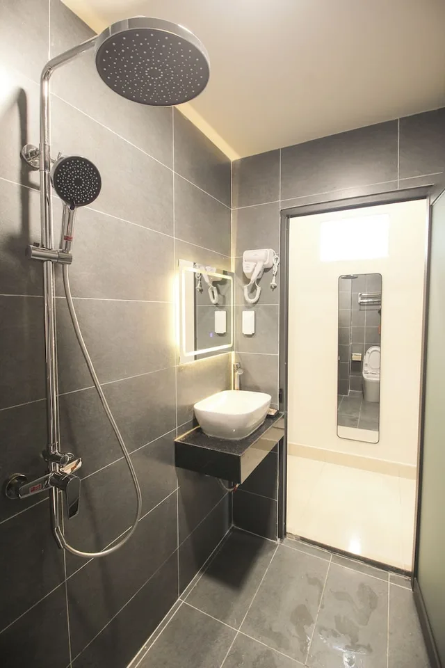 شقة جونيور بسرير كوين بإطلالة على المدينة بشرفة، De Lustora Hotel & Apartment - District 1, HCM. 5/5