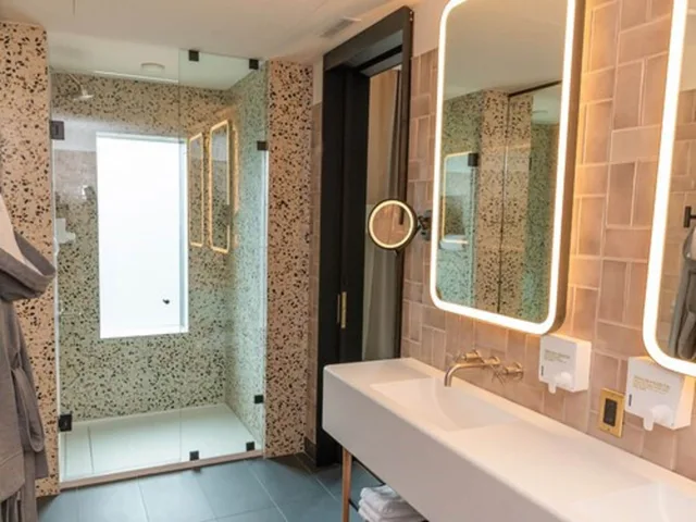 غرفة بسرير كوين، The Drake Hotel 3/3