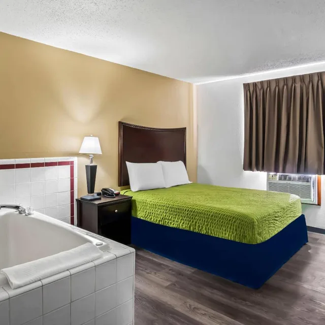 غرفة بسرير كوين بحوض جاكوزي، Econo Lodge Inn & Suites Auburn, MI 3/8