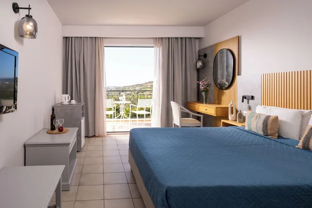 غرفة عائلية بسريرين منفصلين بإطلالة على الحديقة مع أريكة، Mare Village Ierapetra 7/10