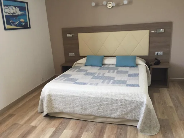 غرفة رباعية بسرير مزدوج بإطلالة على البحر، Hotel Bellevue Bastia 1/1