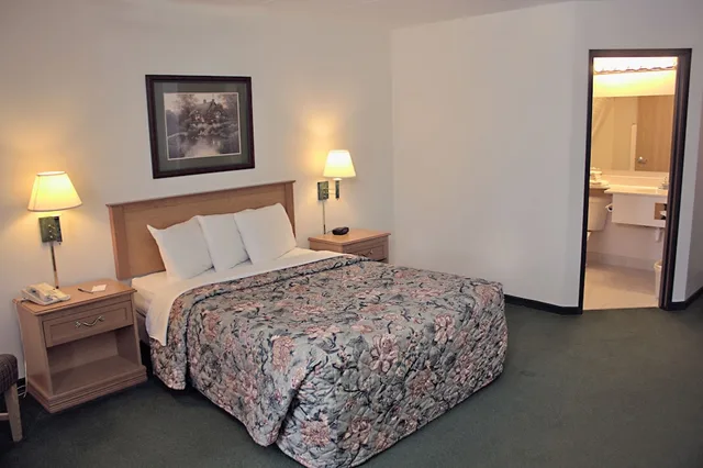 Room, Queen Bed, Accessible, Americas Best Value Inn Annandale 4/5