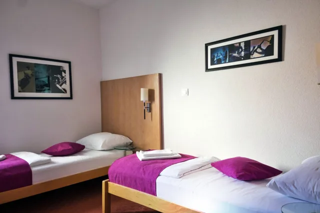 Standard, Triple, Motel Deny 6/10