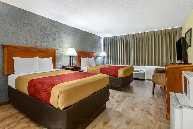 غرفة قياسية بسريرين مزدوجين، Econo Lodge Broken Arrow 1/10