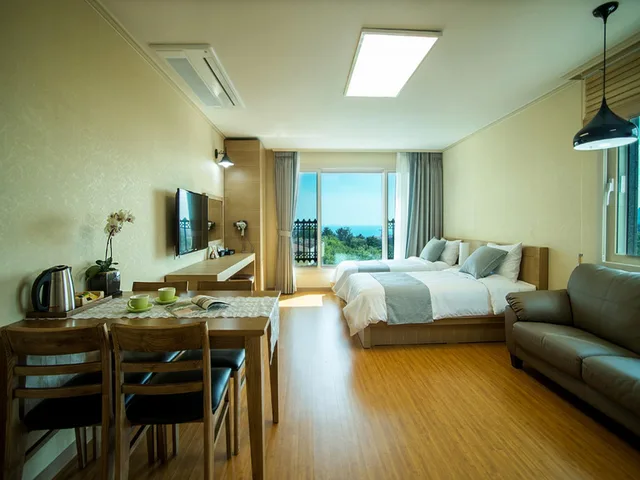 جناح بسرير مزدوج وسريرين منفصلين، Haerian Hotel 1/2