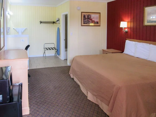 غرفة بسرير كينج للمدخنين، Rodeway Inn Kansas City Downtown Area 2/3