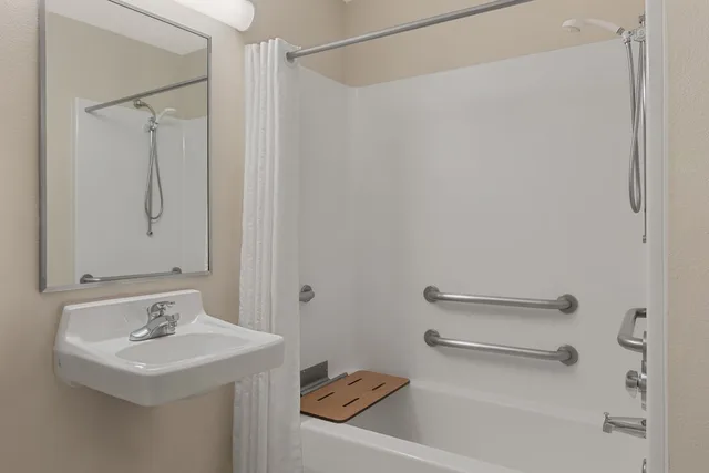 جناح بغرفة نوم واحدة بحوض استحمام لذوي الإعاقة، CANDLEWOOD SUITES RALEIGH CRABTREE 4/4